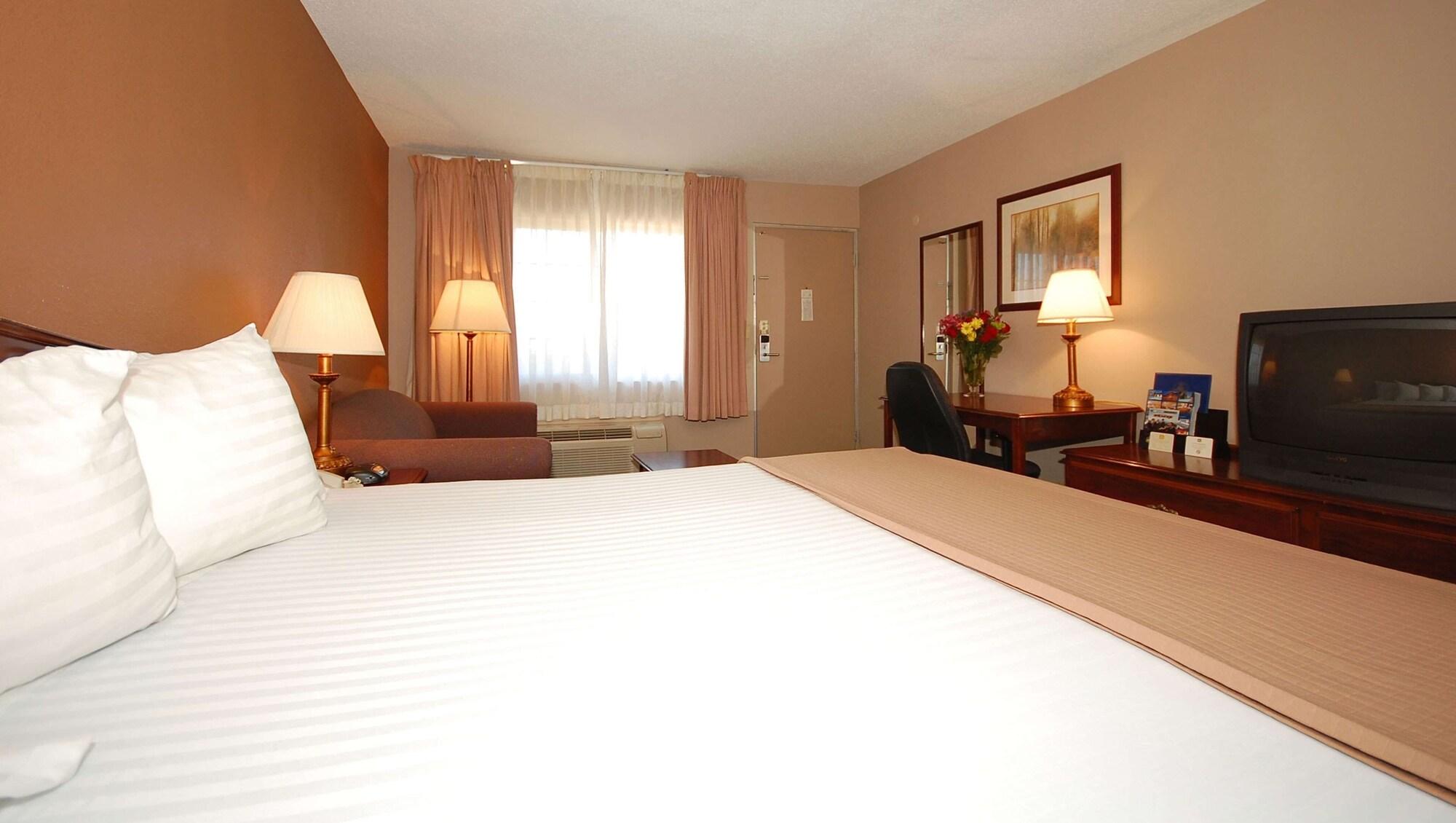 גארדן סיטי Magnuson Hotel Red Baron מראה חיצוני תמונה