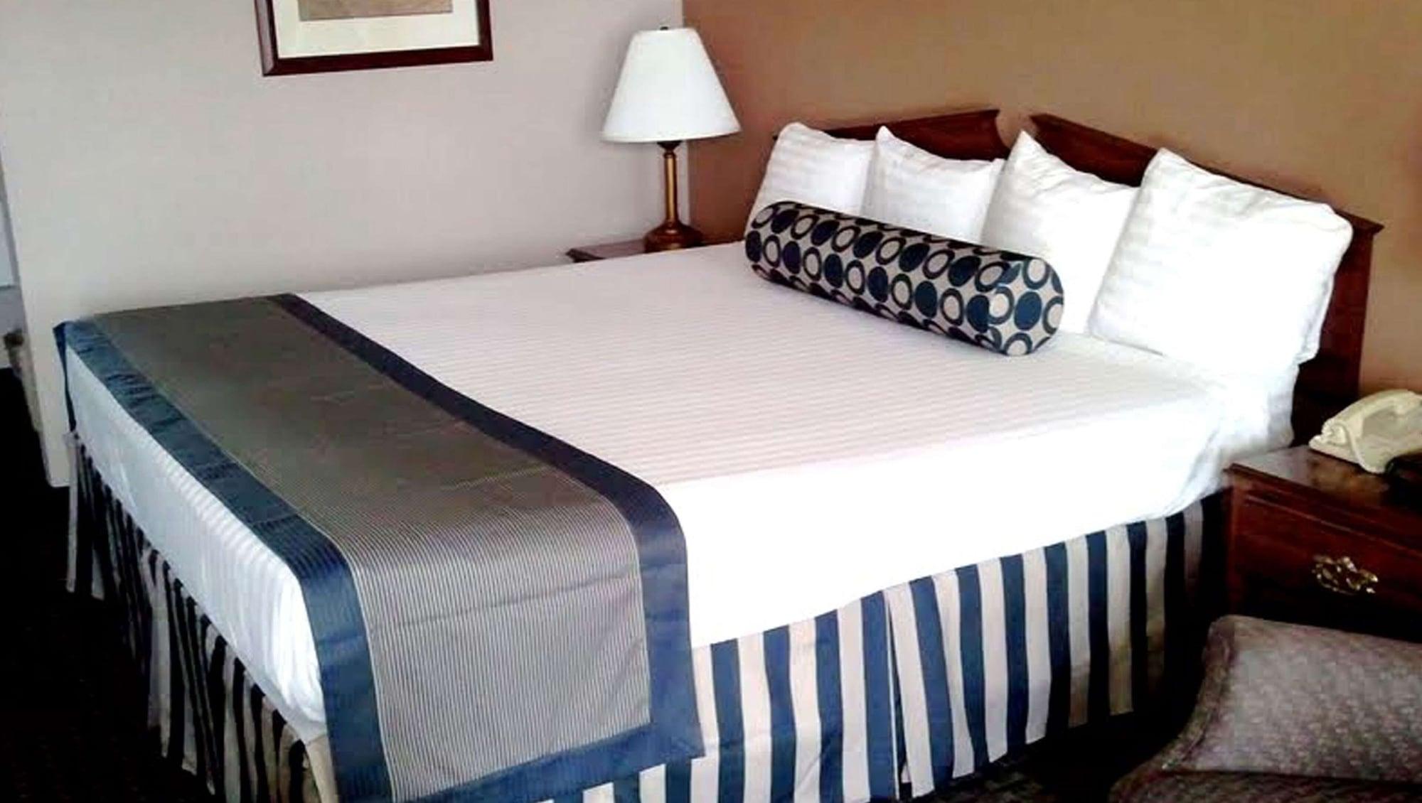 גארדן סיטי Magnuson Hotel Red Baron מראה חיצוני תמונה