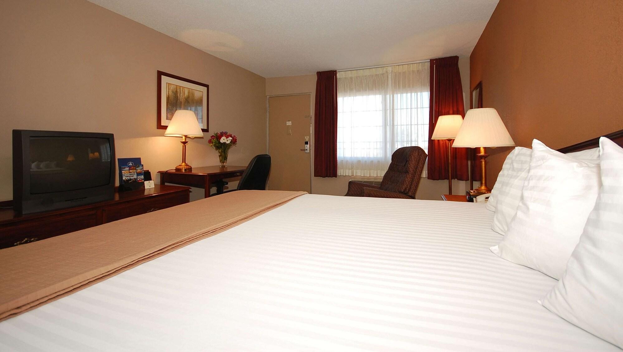 גארדן סיטי Magnuson Hotel Red Baron מראה חיצוני תמונה