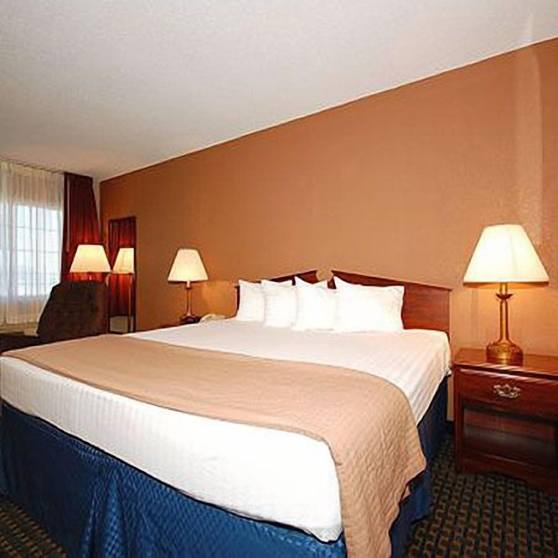 גארדן סיטי Magnuson Hotel Red Baron מראה חיצוני תמונה