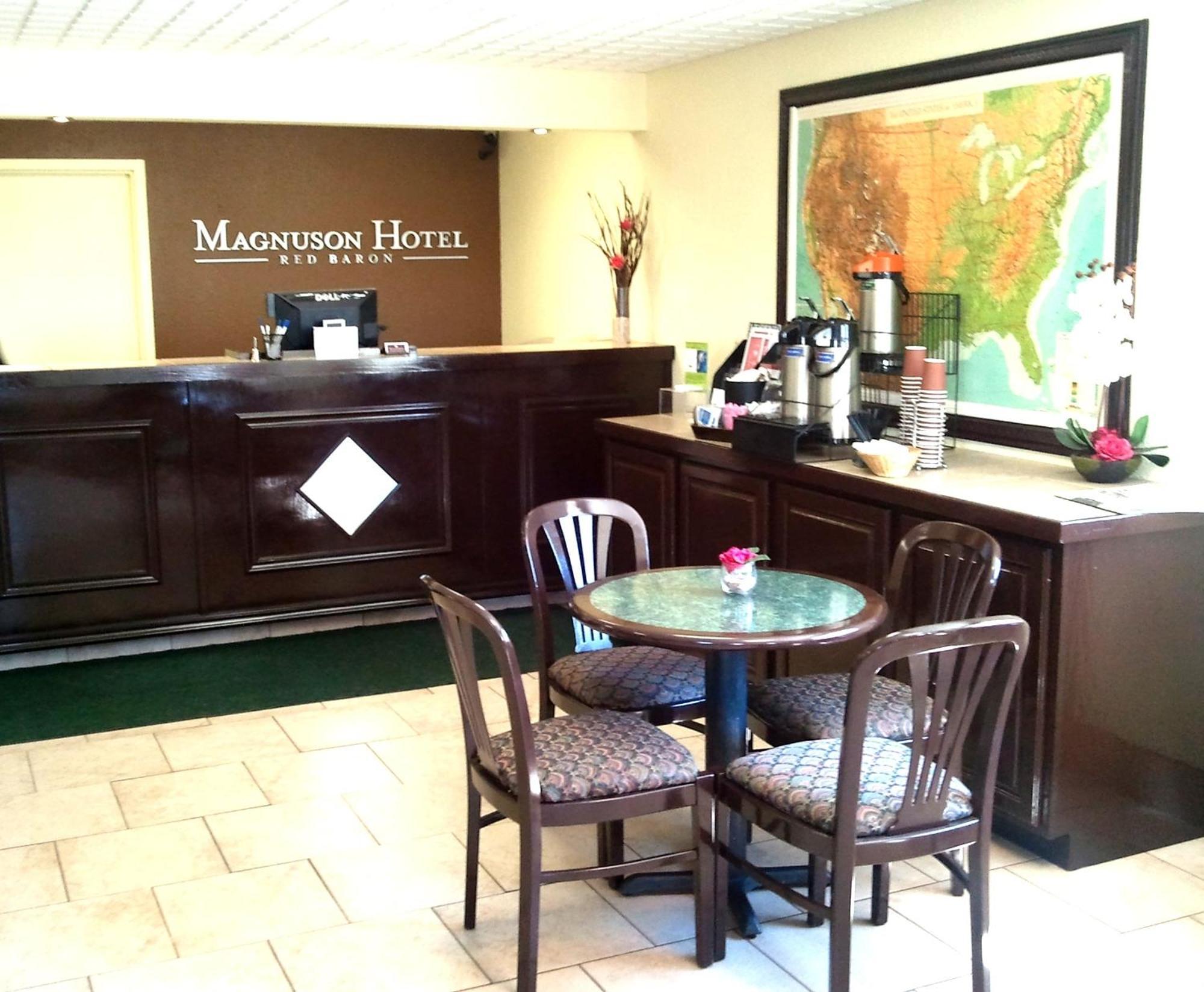 גארדן סיטי Magnuson Hotel Red Baron מראה חיצוני תמונה