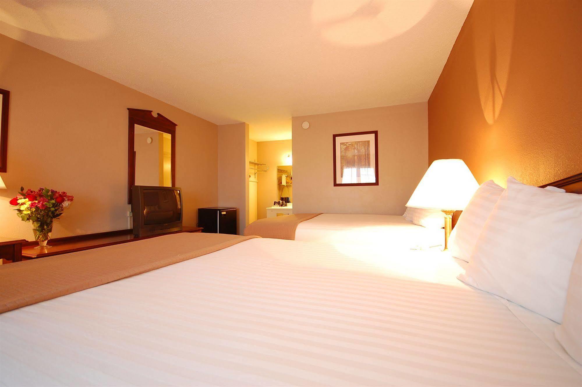 גארדן סיטי Magnuson Hotel Red Baron מראה חיצוני תמונה