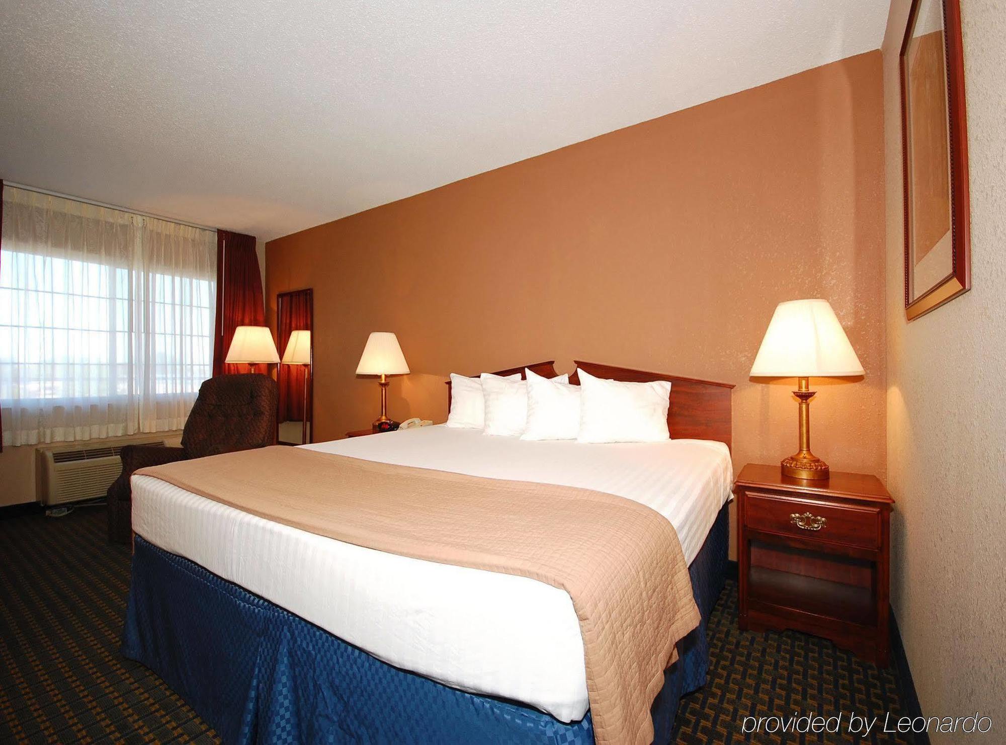 גארדן סיטי Magnuson Hotel Red Baron מראה חיצוני תמונה