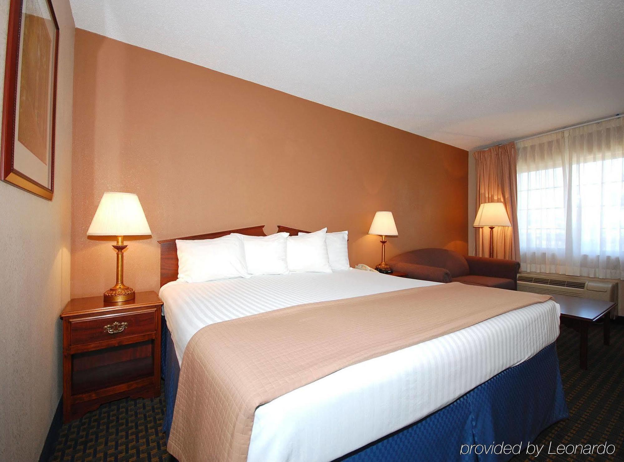 גארדן סיטי Magnuson Hotel Red Baron מראה חיצוני תמונה