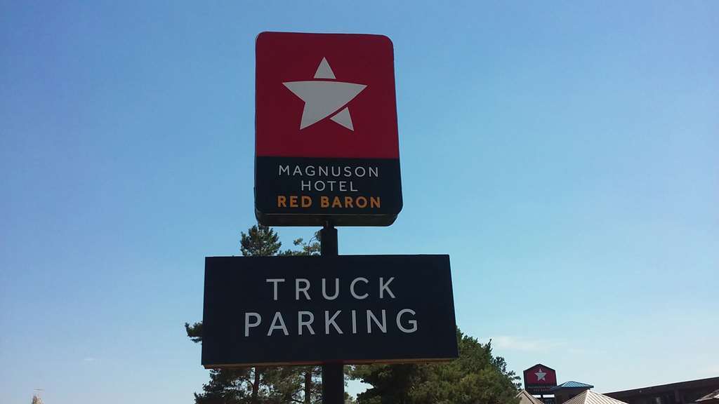 גארדן סיטי Magnuson Hotel Red Baron מראה חיצוני תמונה